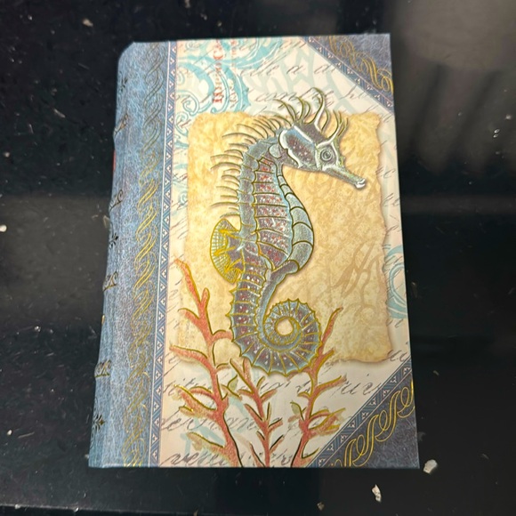 Small book box for keepsakes - Picture 1 of 7